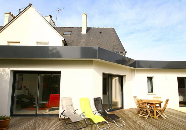 Double extension à toit plat pour cette maison bretonne