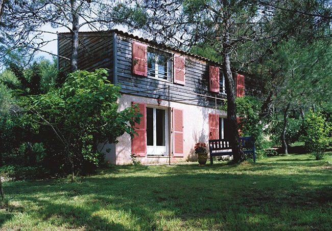 V-Surélévation en bois d'une maison avec volets rouges