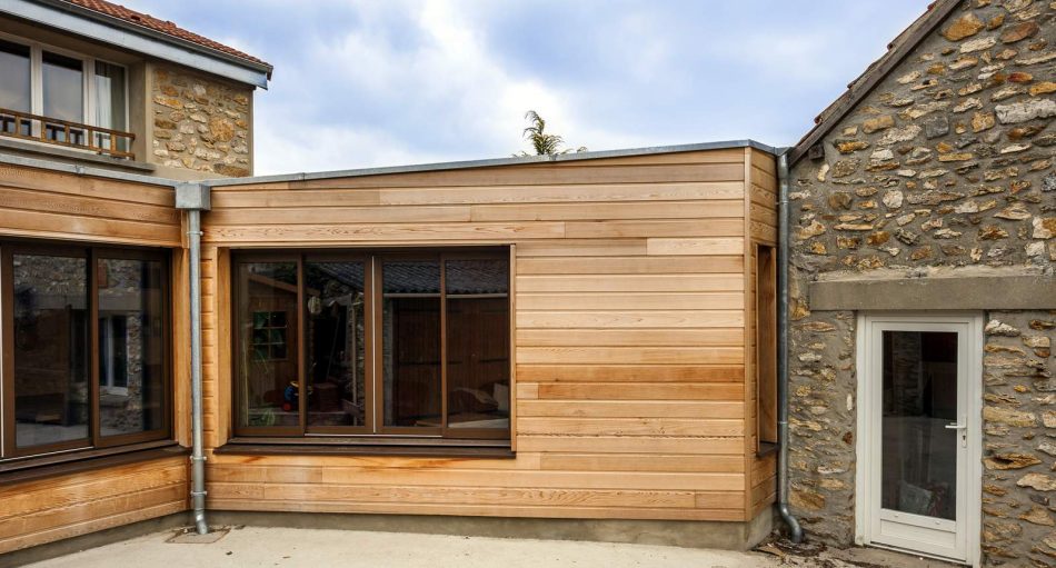 Choisir une extension bois à toit plat : avantages et prix