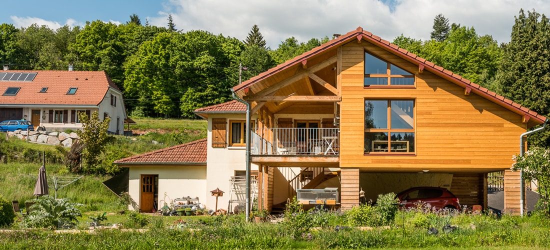 une extension à ossature bois sur pilotis